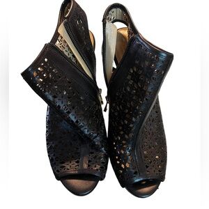 Ann Taylor - Women Ankle boot size 6M